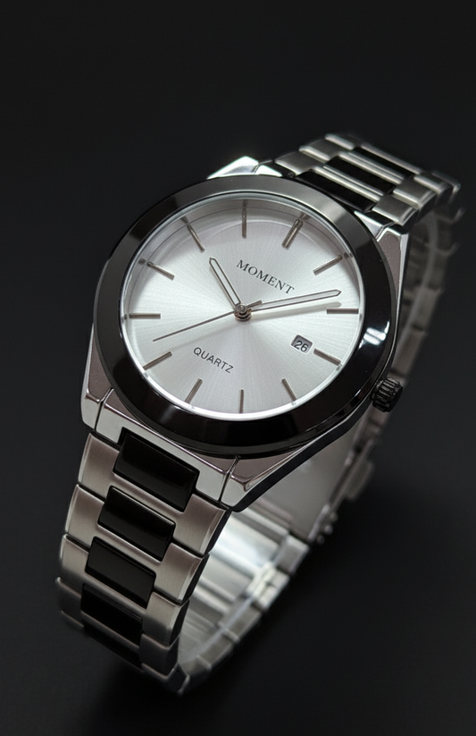 Moment Quart With Black Stone And Stainless Steel Chain