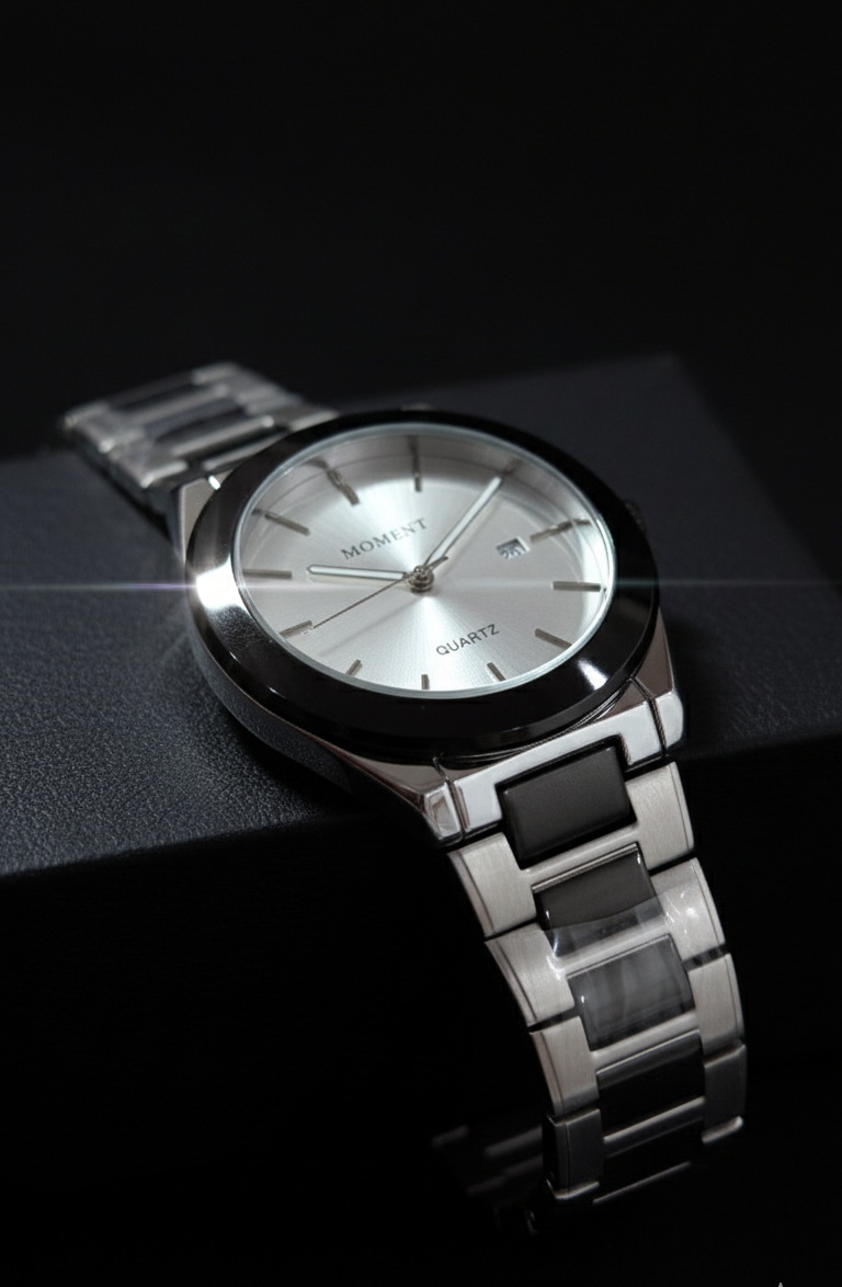 Moment Quart With Black Stone And Stainless Steel Chain