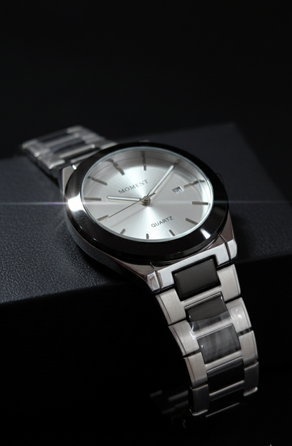 Moment Quart With Black Stone And Stainless Steel Chain